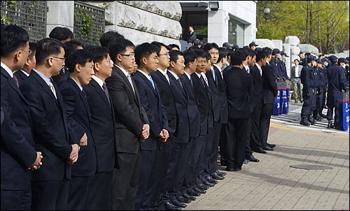 현대차그룹 비자금 조성 및 경영권 편법승계 등의 혐의를 받고 있는 정몽구 회장이 지난 4월 24일 오전 서초동 대검찰청에 소환될 예정인 가운데 몇시간전부터 수십명의 현대차그룹 직원들이 대검찰청 주변에 대기하고 있다. 